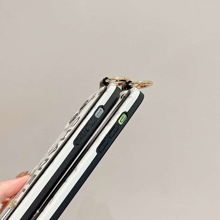 Chanel iPhone 14 プロマックス手首ストラップ付きスマホケース